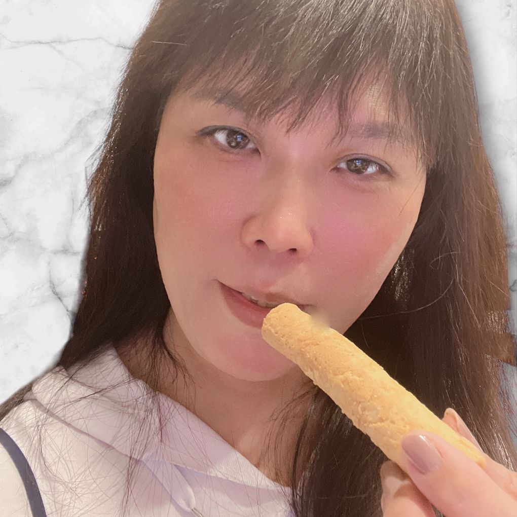 【網購小點心】大黑松小倆口 花生蛋捲-追劇必備小點心   鹹甜花生醬的香味直接迸發，香、酥好吃卻不甜膩更不粘牙，不只當作追劇的小點心，更是是最具台灣味的伴手禮！ @貝大小姐的多元心宇宙