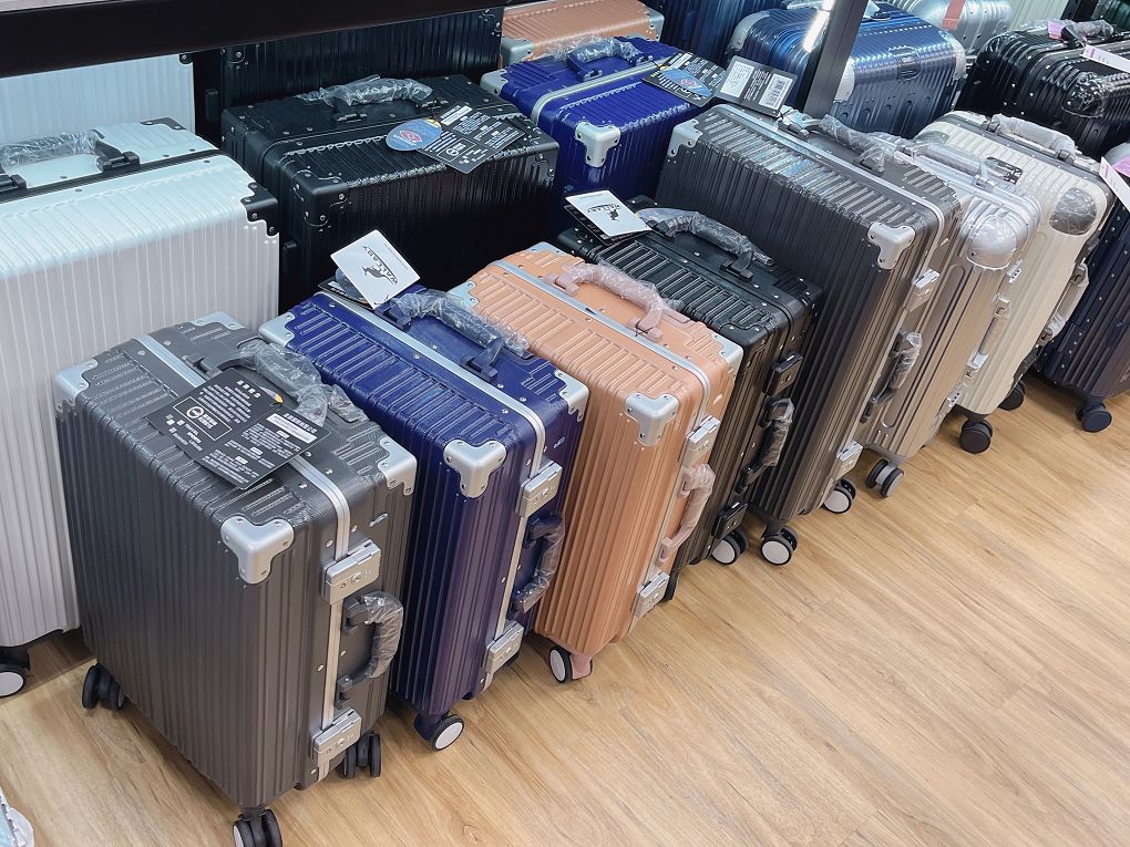 【板橋 行李箱專賣店】箱聚旅遊用品 實體的行李箱專賣店，親自挑選最安心！ @貝大小姐的多元心宇宙