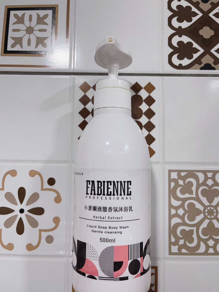 【網購 沐浴乳推薦】法比娜小蒼蘭液態香氛沐浴乳 通過SGS不含重金屬檢驗，溫和洗淨不刺激，還可以讓皮膚得滋潤，香氣持續一整天! @貝大小姐的多元心宇宙