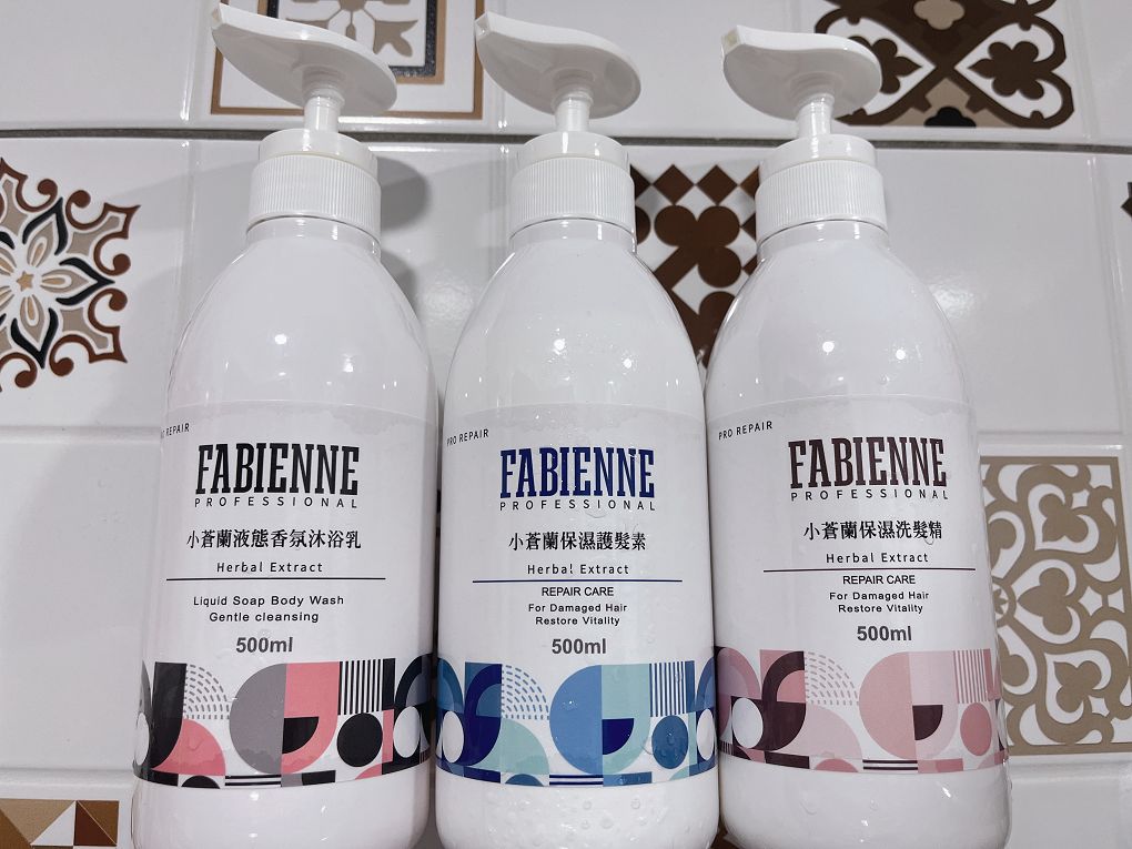 【網購 沐浴乳推薦】法比娜小蒼蘭液態香氛沐浴乳 通過SGS不含重金屬檢驗，溫和洗淨不刺激，還可以讓皮膚得滋潤，香氣持續一整天! @貝大小姐的多元心宇宙