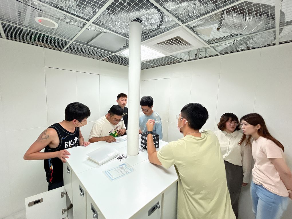 【台北密室逃脫】Escapeholics密室逃脫《伊甸I：亞當覺醒》10位熱愛密室逃脫的玩家所創立的EPIC密室逃脫，在遊戲的設計及硬體上給大家玩家級的感受！ @貝大小姐的多元心宇宙
