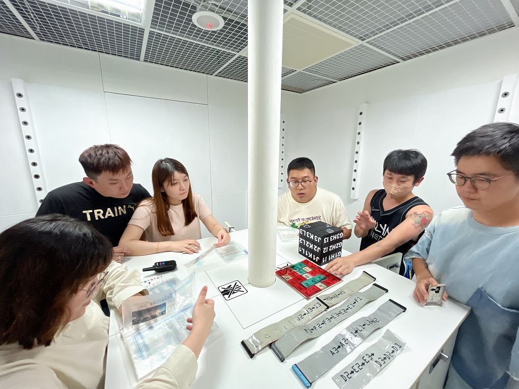 【台北密室逃脫】Escapeholics密室逃脫《伊甸I：亞當覺醒》10位熱愛密室逃脫的玩家所創立的EPIC密室逃脫，在遊戲的設計及硬體上給大家玩家級的感受！ @貝大小姐的多元心宇宙