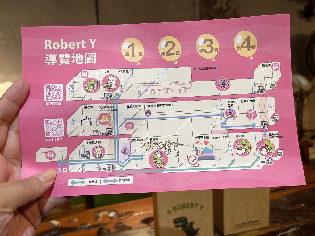 【宜蘭必去親子景點】Robert Y廢墟暴龍館 裡面有著一隻高達85%原件的暴龍化石，這隻暴龍的完整度是全世界第二高唷，超值得喜歡恐龍的大朋友、小朋友一起去探險喔！ @貝大小姐的多元心宇宙