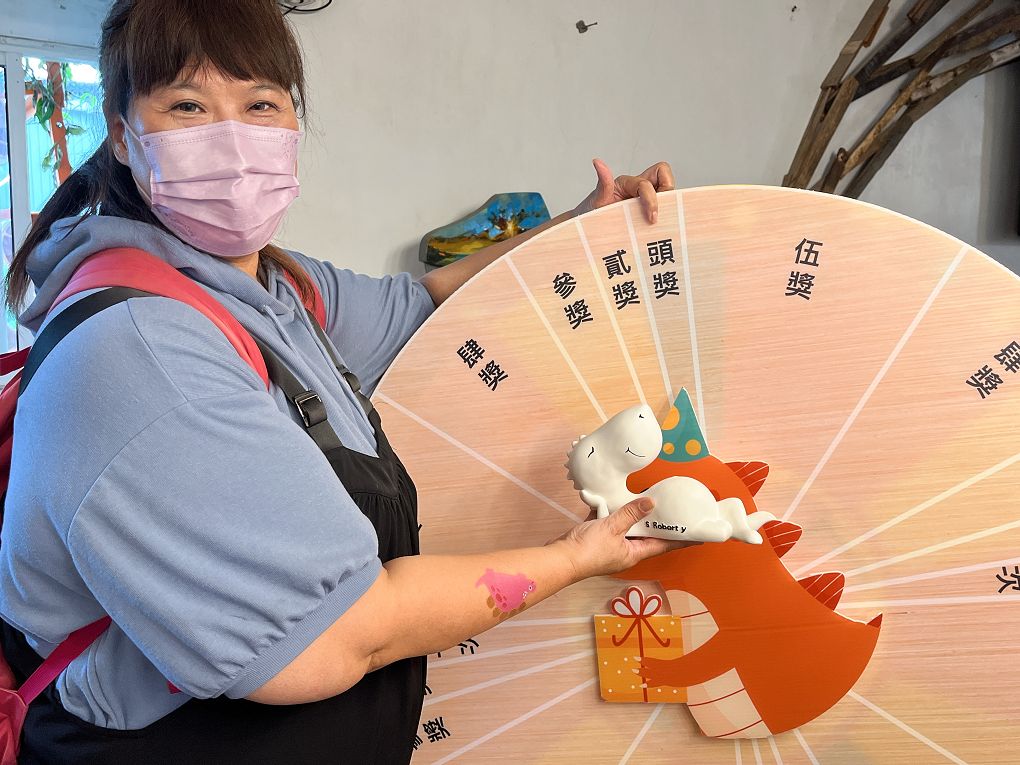 【宜蘭必去親子景點】Robert Y廢墟暴龍館 裡面有著一隻高達85%原件的暴龍化石，這隻暴龍的完整度是全世界第二高唷，超值得喜歡恐龍的大朋友、小朋友一起去探險喔！ @貝大小姐的多元心宇宙