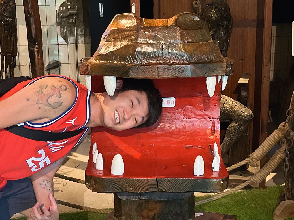 【宜蘭必去親子景點】Robert Y廢墟暴龍館 裡面有著一隻高達85%原件的暴龍化石，這隻暴龍的完整度是全世界第二高唷，超值得喜歡恐龍的大朋友、小朋友一起去探險喔！ @貝大小姐的多元心宇宙