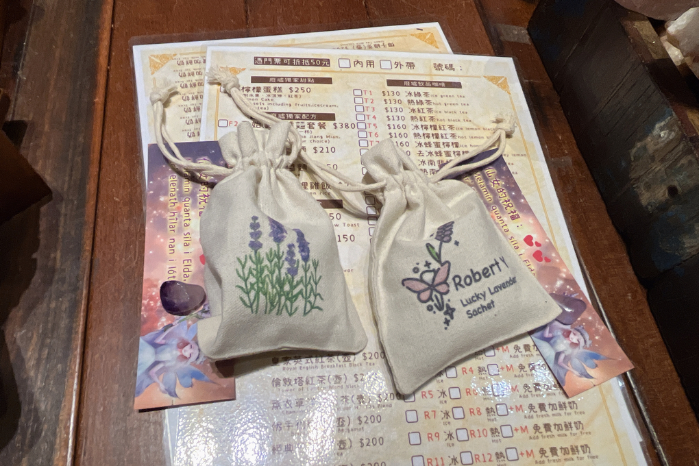 【宜蘭必去親子景點】Robert Y廢墟暴龍館 裡面有著一隻高達85%原件的暴龍化石，這隻暴龍的完整度是全世界第二高唷，超值得喜歡恐龍的大朋友、小朋友一起去探險喔！ @貝大小姐的多元心宇宙