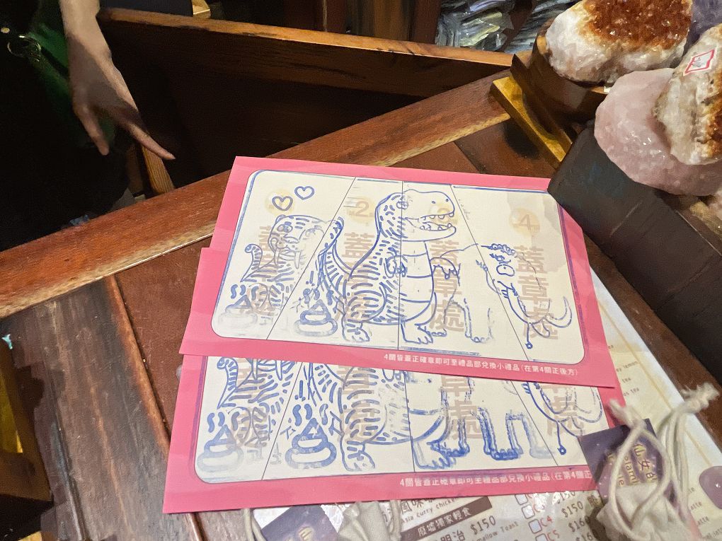 【宜蘭必去親子景點】Robert Y廢墟暴龍館 裡面有著一隻高達85%原件的暴龍化石，這隻暴龍的完整度是全世界第二高唷，超值得喜歡恐龍的大朋友、小朋友一起去探險喔！ @貝大小姐的多元心宇宙