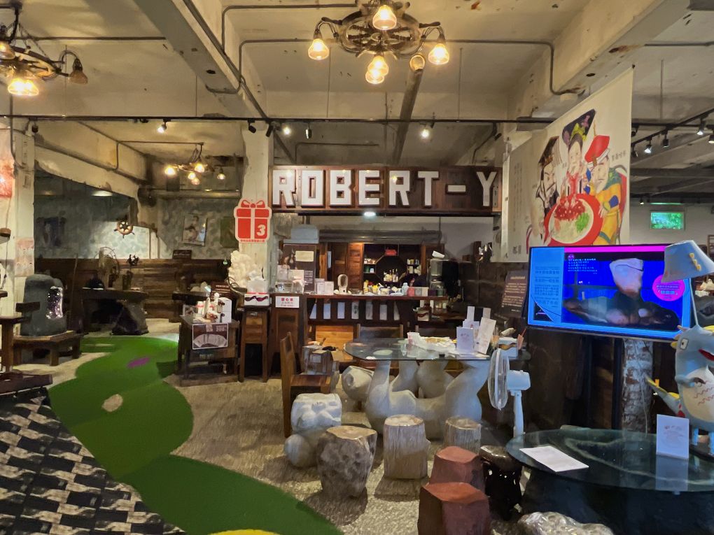 【宜蘭必去親子景點】Robert Y廢墟暴龍館 裡面有著一隻高達85%原件的暴龍化石，這隻暴龍的完整度是全世界第二高唷，超值得喜歡恐龍的大朋友、小朋友一起去探險喔！ @貝大小姐的多元心宇宙