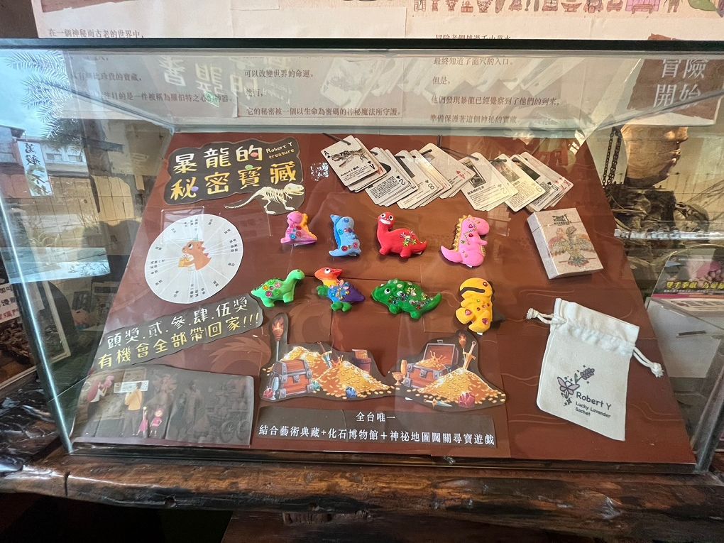 【宜蘭必去親子景點】Robert Y廢墟暴龍館 裡面有著一隻高達85%原件的暴龍化石，這隻暴龍的完整度是全世界第二高唷，超值得喜歡恐龍的大朋友、小朋友一起去探險喔！ @貝大小姐的多元心宇宙