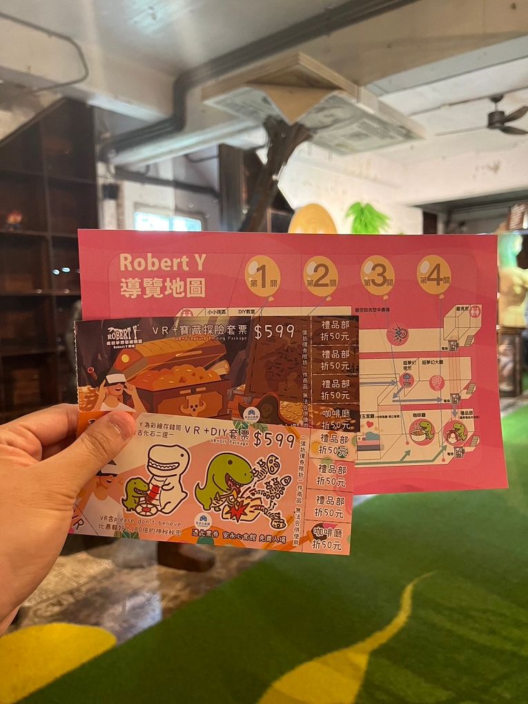 【宜蘭必去親子景點】Robert Y廢墟暴龍館 裡面有著一隻高達85%原件的暴龍化石，這隻暴龍的完整度是全世界第二高唷，超值得喜歡恐龍的大朋友、小朋友一起去探險喔！ @貝大小姐的多元心宇宙