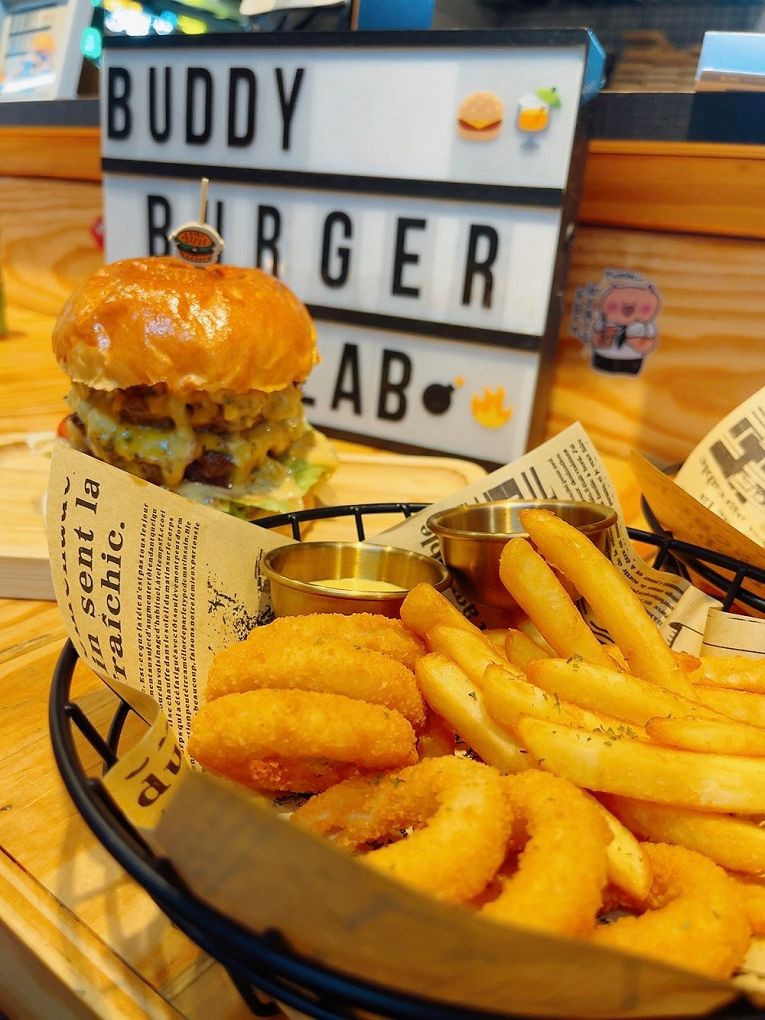【新竹東門市場漢堡】Buddy Burger Lab.美式手工漢堡 經典美式漢堡或是創新的漢堡口味，這裡都能一次滿足你的需求！ @貝大小姐的多元心宇宙