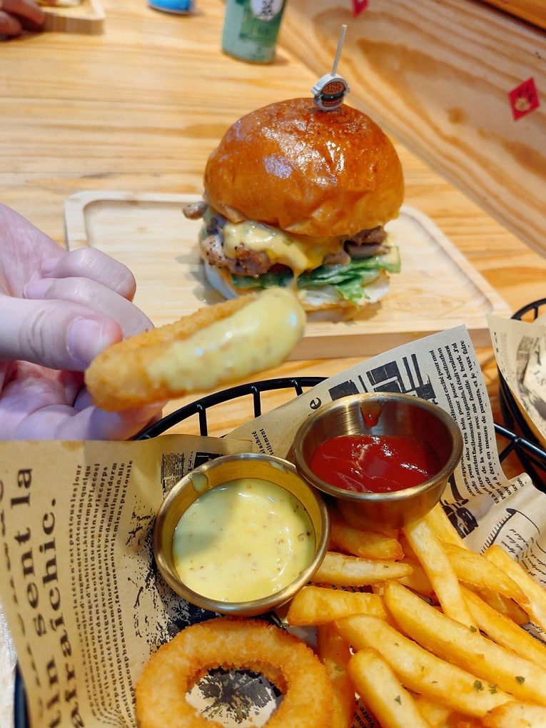 【新竹東門市場漢堡】Buddy Burger Lab.美式手工漢堡 經典美式漢堡或是創新的漢堡口味，這裡都能一次滿足你的需求！ @貝大小姐的多元心宇宙