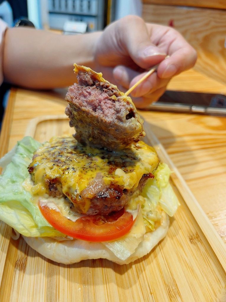 【新竹東門市場漢堡】Buddy Burger Lab.美式手工漢堡 經典美式漢堡或是創新的漢堡口味，這裡都能一次滿足你的需求！ @貝大小姐的多元心宇宙