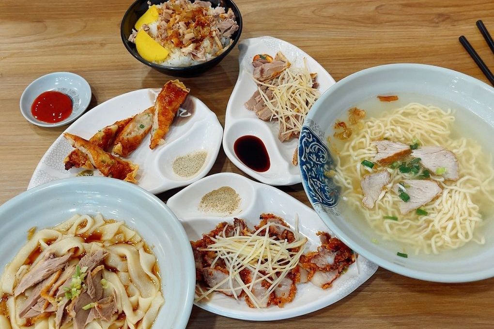 【苗栗美食推薦】傳香麵食館 除了粄條還有麵、有飯、有水餃和各式湯品及小菜，可以滿足每個人不同的喜好，而且經濟實惠！ @貝大小姐的多元心宇宙