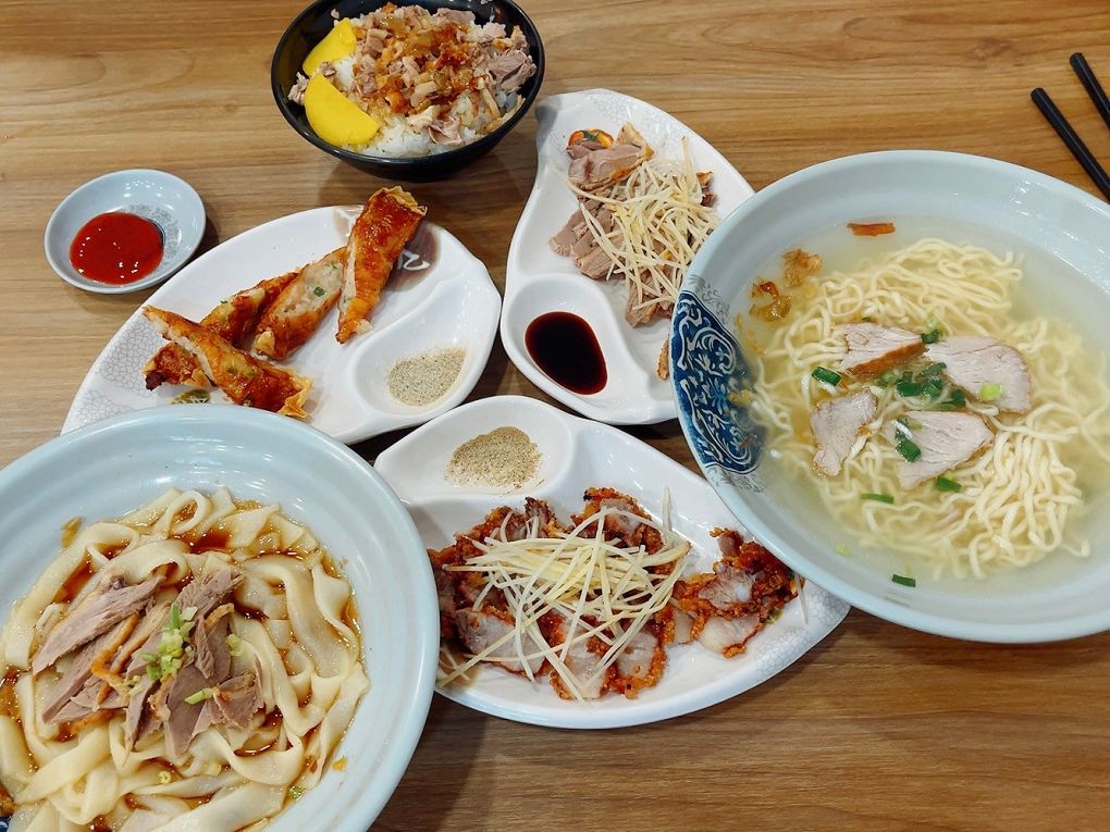 【苗栗美食推薦】傳香麵食館 除了粄條還有麵、有飯、有水餃和各式湯品及小菜，可以滿足每個人不同的喜好，而且經濟實惠！ @貝大小姐的多元心宇宙