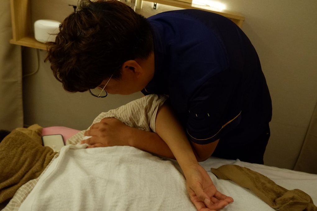【台北 雙連按摩】大樂經絡舒活 繹元師傅及團隊擁有專業的按摩手法，結合中西按摩技巧，由淺入深一一按壓，讓你達到通體舒暢、全身放鬆喔！ @貝大小姐的多元心宇宙