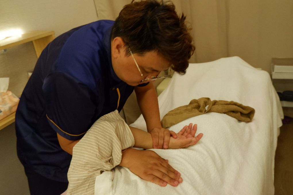 【台北 雙連按摩】大樂經絡舒活 繹元師傅及團隊擁有專業的按摩手法，結合中西按摩技巧，由淺入深一一按壓，讓你達到通體舒暢、全身放鬆喔！ @貝大小姐的多元心宇宙