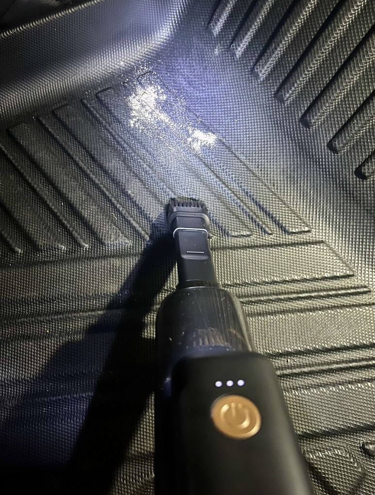 【網購車用吸塵器推薦】安伯特旋轉手持無線車用吸塵器  不論車用、房間用、辦公桌、書桌都超好用，是開車族、小資族或是外宿族都適用的好物喔！ @貝大小姐的多元心宇宙