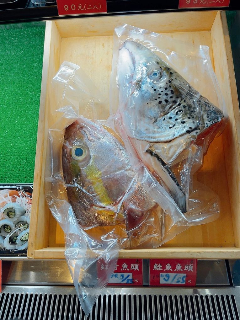 【新竹竹北外帶壽司推薦】禾孟壽司坊-文興店 是竹北地區超有名的外帶壽司店，一進到店裡你會有種走進DON DON DONKI的生鮮超市區一般，各式各樣新鮮現做的花壽司、握壽司、生魚片、手捲、熱食、甜點&#8230;整齊的陳列在架上任你挑選！ @貝大小姐的多元心宇宙