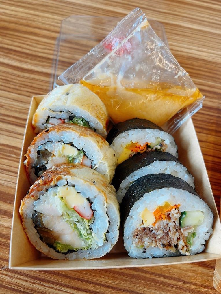 【新竹竹北外帶壽司推薦】禾孟壽司坊-文興店 是竹北地區超有名的外帶壽司店，一進到店裡你會有種走進DON DON DONKI的生鮮超市區一般，各式各樣新鮮現做的花壽司、握壽司、生魚片、手捲、熱食、甜點&#8230;整齊的陳列在架上任你挑選！ @貝大小姐的多元心宇宙