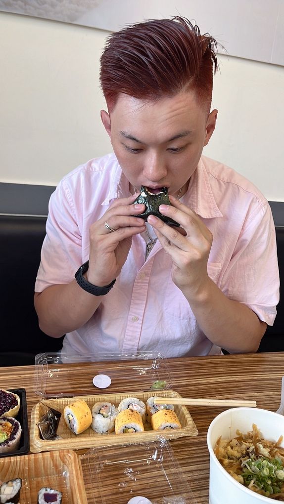 【新竹竹北外帶壽司推薦】禾孟壽司坊-文興店 是竹北地區超有名的外帶壽司店，一進到店裡你會有種走進DON DON DONKI的生鮮超市區一般，各式各樣新鮮現做的花壽司、握壽司、生魚片、手捲、熱食、甜點&#8230;整齊的陳列在架上任你挑選！ @貝大小姐的多元心宇宙