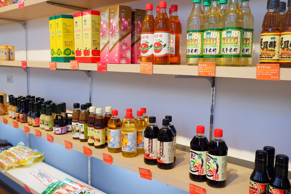 【新竹竹北外帶壽司推薦】禾孟壽司坊-文興店 是竹北地區超有名的外帶壽司店，一進到店裡你會有種走進DON DON DONKI的生鮮超市區一般，各式各樣新鮮現做的花壽司、握壽司、生魚片、手捲、熱食、甜點&#8230;整齊的陳列在架上任你挑選！ @貝大小姐的多元心宇宙