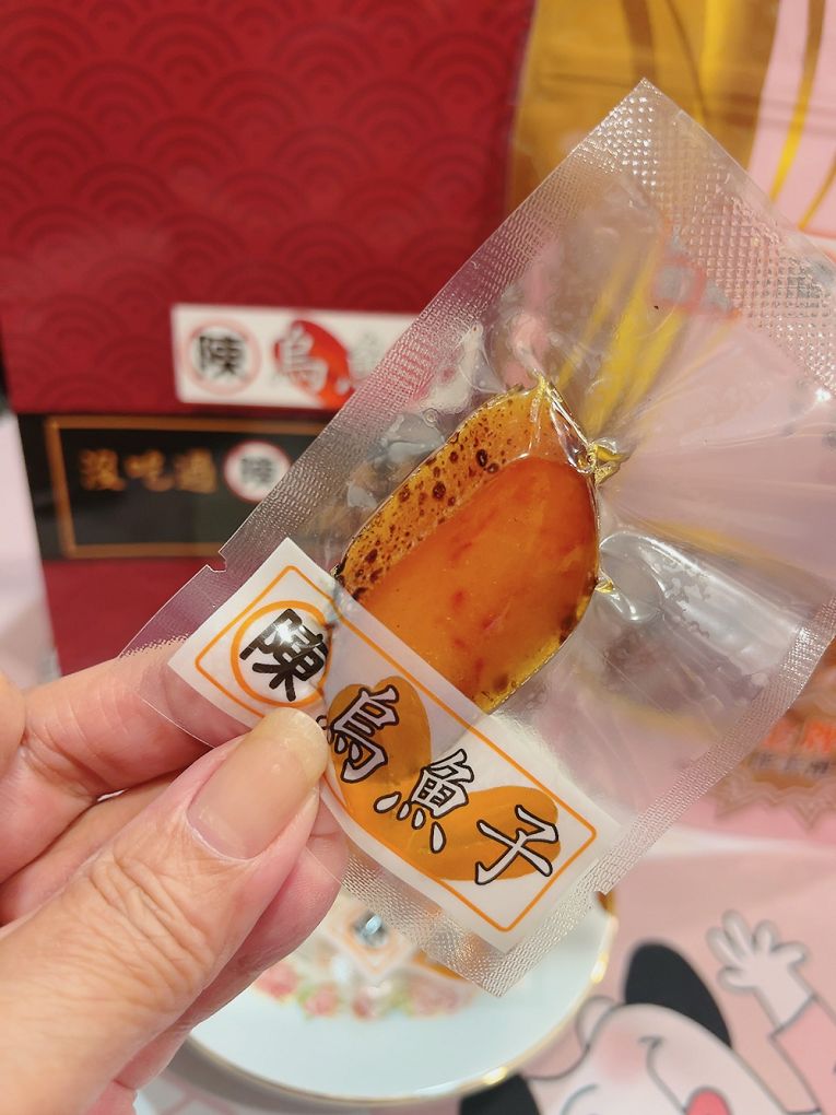 【全台最好吃的烏魚子】陳家烏魚子 炙燒過的厚實的烏魚子，吃起來口感帶著淡淡的焦香與濃濃的魚卵油香，橘紅色的魚卵像黃金般閃閃發亮，好看又好吃！ @貝大小姐的多元心宇宙