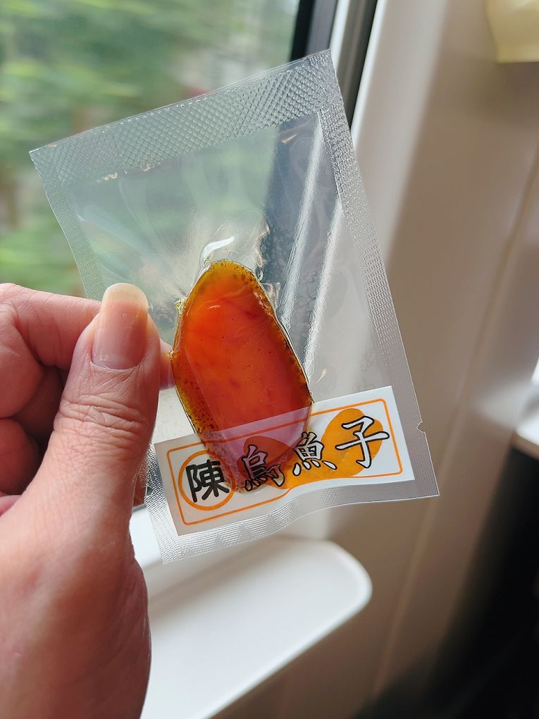【全台最好吃的烏魚子】陳家烏魚子 炙燒過的厚實的烏魚子，吃起來口感帶著淡淡的焦香與濃濃的魚卵油香，橘紅色的魚卵像黃金般閃閃發亮，好看又好吃！ @貝大小姐的多元心宇宙
