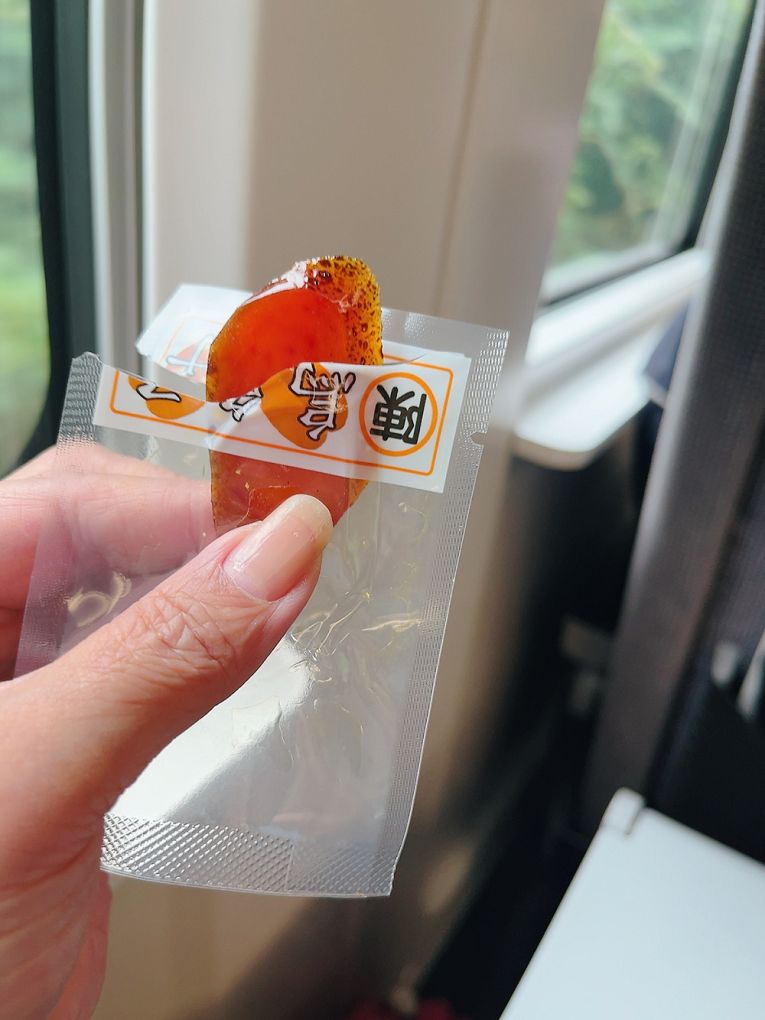 【全台最好吃的烏魚子】陳家烏魚子 炙燒過的厚實的烏魚子，吃起來口感帶著淡淡的焦香與濃濃的魚卵油香，橘紅色的魚卵像黃金般閃閃發亮，好看又好吃！ @貝大小姐的多元心宇宙