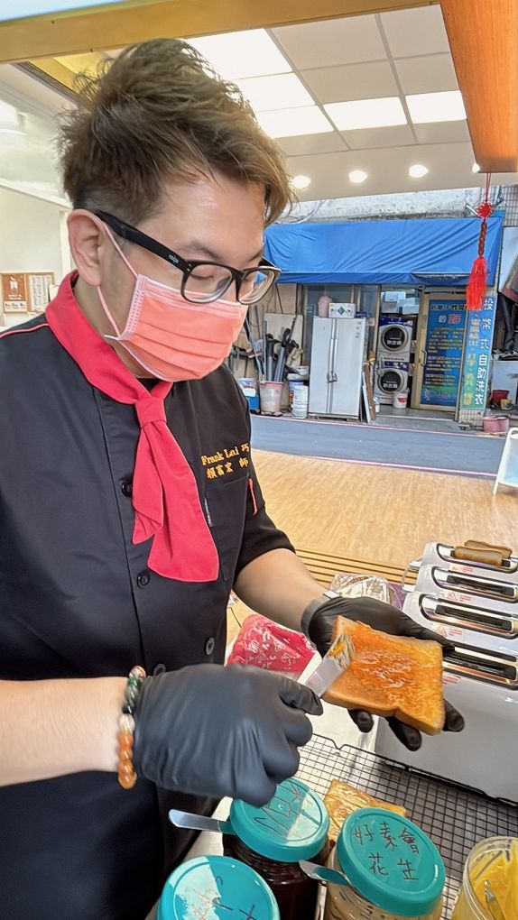 【台中逢甲烤土司推薦】88烤土司 抱持著星級餐廳的經營態度，每個細節在在都能看到老闆的用心，88烤土司是兼顧愛、溫度、品味與堅持的逢甲街頭小吃！ @貝大小姐的多元心宇宙
