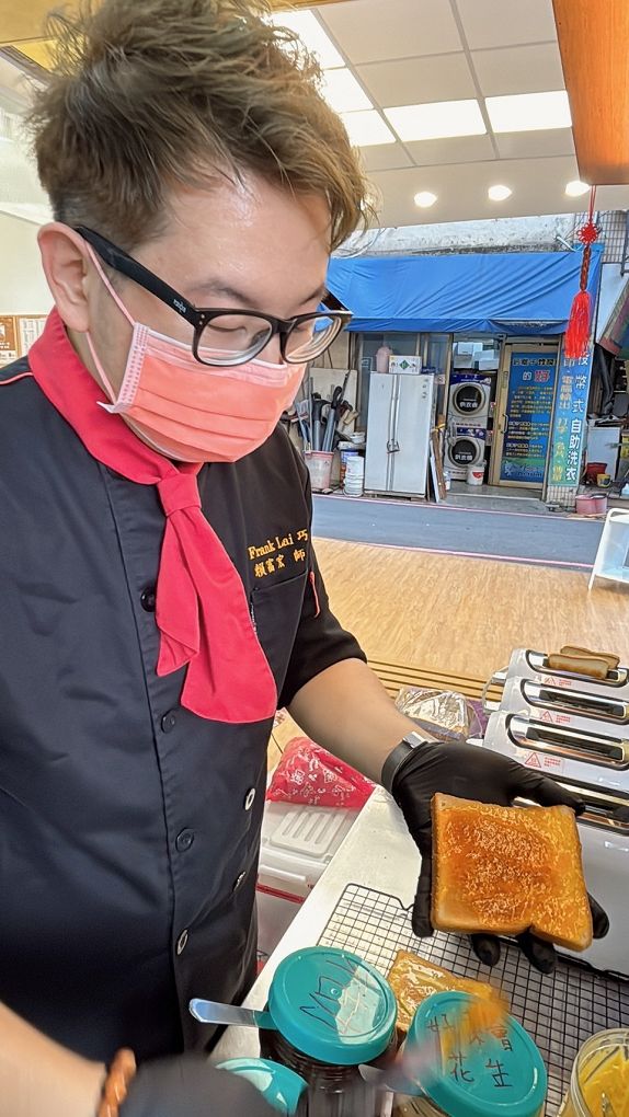 【台中逢甲烤土司推薦】88烤土司 抱持著星級餐廳的經營態度，每個細節在在都能看到老闆的用心，88烤土司是兼顧愛、溫度、品味與堅持的逢甲街頭小吃！ @貝大小姐的多元心宇宙