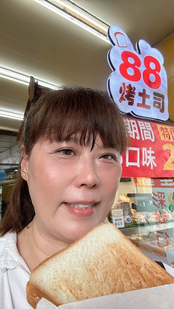 【台中逢甲烤土司推薦】88烤土司 抱持著星級餐廳的經營態度，每個細節在在都能看到老闆的用心，88烤土司是兼顧愛、溫度、品味與堅持的逢甲街頭小吃！ @貝大小姐的多元心宇宙