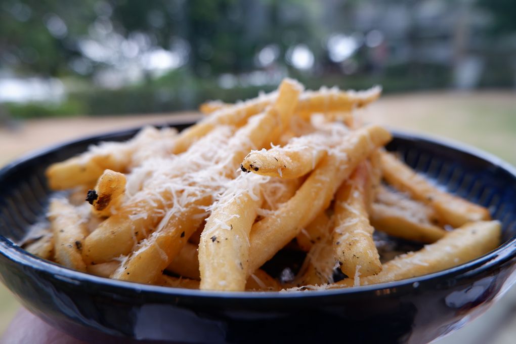 【桃園龍潭景觀咖啡廳推薦】The畔cafe&#038;dining 一百坪的空間裡，以歐式風格的設計為主軸，白色的牆壁及裝潢配上原木色調的桌椅，漂亮的植物、花草穿插其中&#8230;美極了！ @貝大小姐的多元心宇宙
