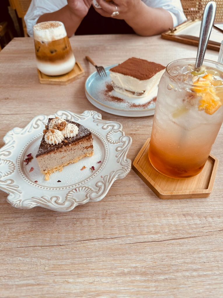 【桃園龍潭景觀咖啡廳推薦】The畔cafe&#038;dining 一百坪的空間裡，以歐式風格的設計為主軸，白色的牆壁及裝潢配上原木色調的桌椅，漂亮的植物、花草穿插其中&#8230;美極了！ @貝大小姐的多元心宇宙