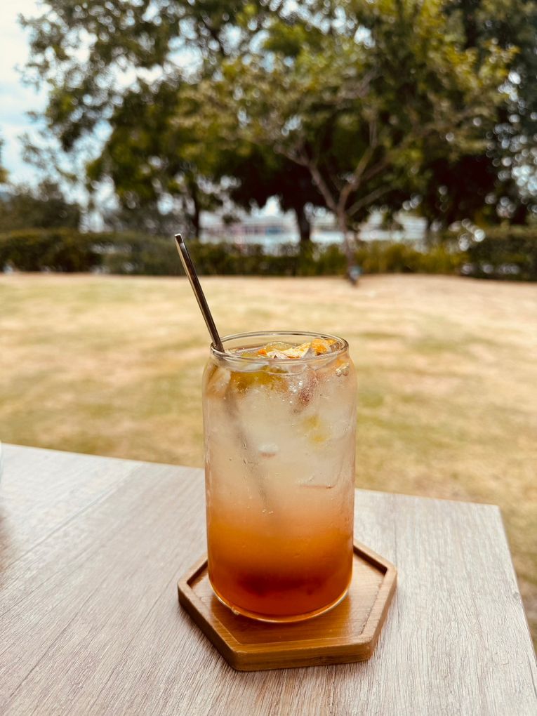 【桃園龍潭景觀咖啡廳推薦】The畔cafe&#038;dining 一百坪的空間裡，以歐式風格的設計為主軸，白色的牆壁及裝潢配上原木色調的桌椅，漂亮的植物、花草穿插其中&#8230;美極了！ @貝大小姐的多元心宇宙
