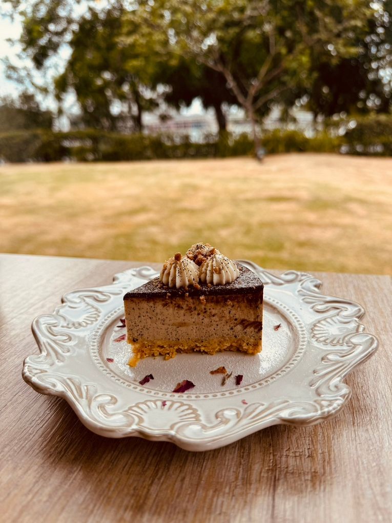 【桃園龍潭景觀咖啡廳推薦】The畔cafe&#038;dining 一百坪的空間裡，以歐式風格的設計為主軸，白色的牆壁及裝潢配上原木色調的桌椅，漂亮的植物、花草穿插其中&#8230;美極了！ @貝大小姐的多元心宇宙
