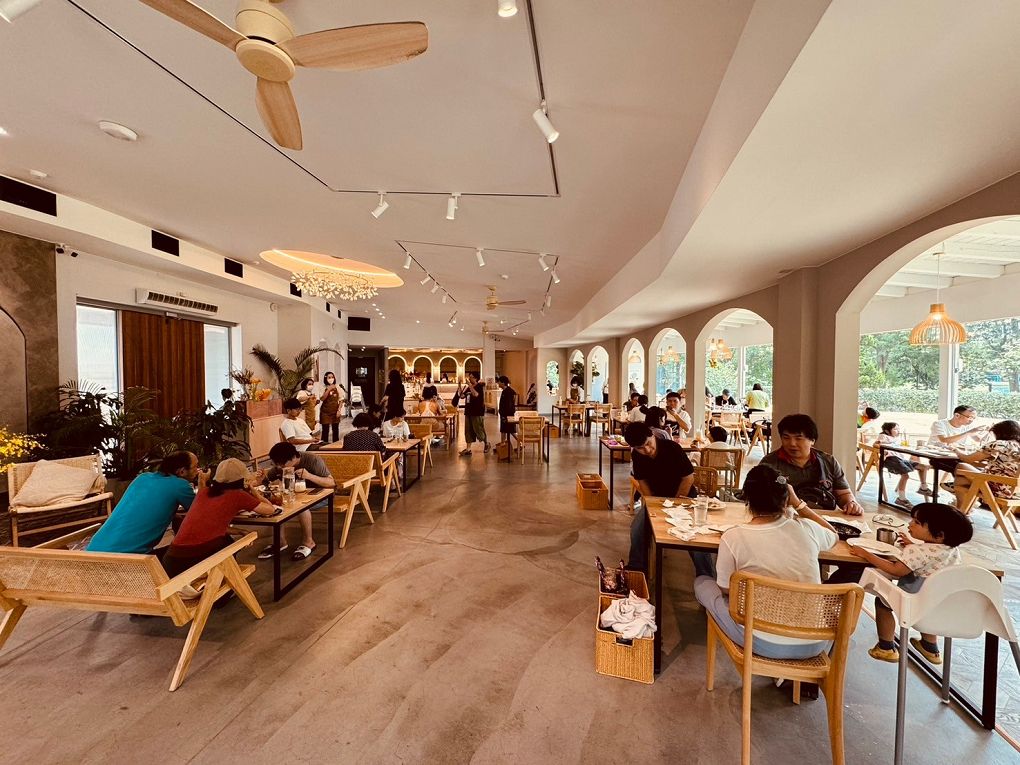 【桃園龍潭景觀咖啡廳推薦】The畔cafe&#038;dining 一百坪的空間裡，以歐式風格的設計為主軸，白色的牆壁及裝潢配上原木色調的桌椅，漂亮的植物、花草穿插其中&#8230;美極了！ @貝大小姐的多元心宇宙
