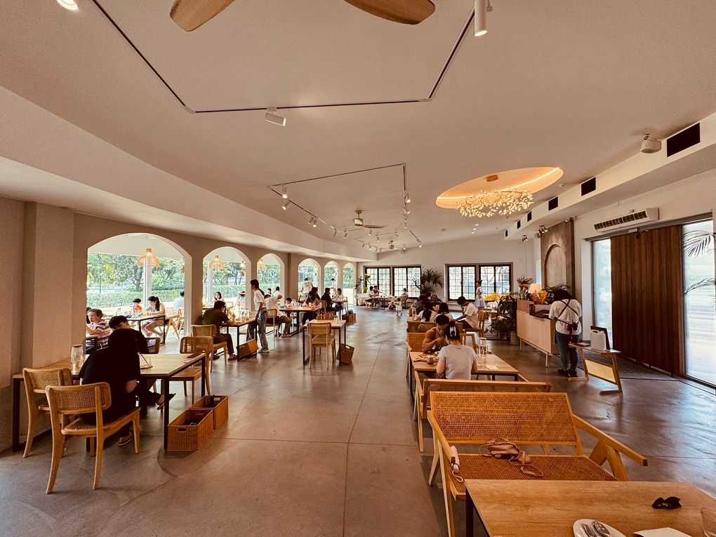【桃園龍潭景觀咖啡廳推薦】The畔cafe&#038;dining 一百坪的空間裡，以歐式風格的設計為主軸，白色的牆壁及裝潢配上原木色調的桌椅，漂亮的植物、花草穿插其中&#8230;美極了！ @貝大小姐的多元心宇宙