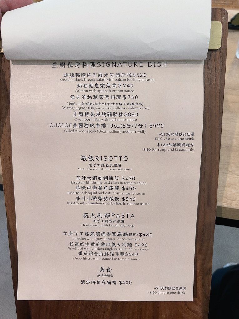 【桃園龍潭景觀咖啡廳推薦】The畔cafe&#038;dining 一百坪的空間裡，以歐式風格的設計為主軸，白色的牆壁及裝潢配上原木色調的桌椅，漂亮的植物、花草穿插其中&#8230;美極了！ @貝大小姐的多元心宇宙