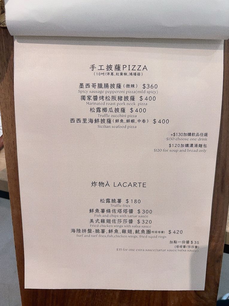 【桃園龍潭景觀咖啡廳推薦】The畔cafe&#038;dining 一百坪的空間裡，以歐式風格的設計為主軸，白色的牆壁及裝潢配上原木色調的桌椅，漂亮的植物、花草穿插其中&#8230;美極了！ @貝大小姐的多元心宇宙