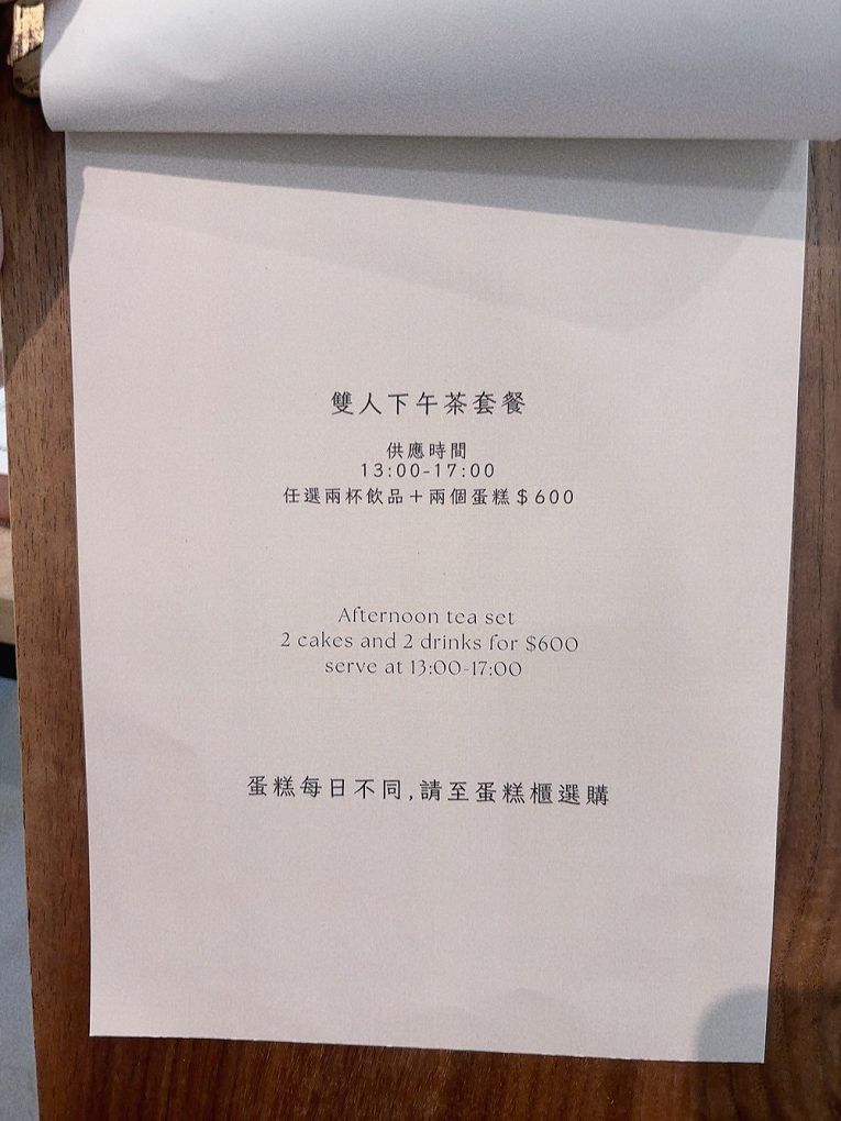 【桃園龍潭景觀咖啡廳推薦】The畔cafe&#038;dining 一百坪的空間裡，以歐式風格的設計為主軸，白色的牆壁及裝潢配上原木色調的桌椅，漂亮的植物、花草穿插其中&#8230;美極了！ @貝大小姐的多元心宇宙