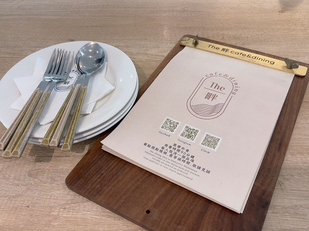 【桃園龍潭景觀咖啡廳推薦】The畔cafe&#038;dining 一百坪的空間裡，以歐式風格的設計為主軸，白色的牆壁及裝潢配上原木色調的桌椅，漂亮的植物、花草穿插其中&#8230;美極了！ @貝大小姐的多元心宇宙
