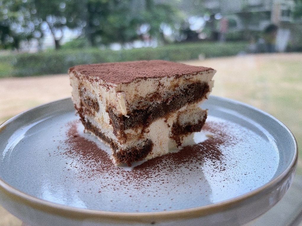 【桃園龍潭景觀咖啡廳推薦】The畔cafe&#038;dining 一百坪的空間裡，以歐式風格的設計為主軸，白色的牆壁及裝潢配上原木色調的桌椅，漂亮的植物、花草穿插其中&#8230;美極了！ @貝大小姐的多元心宇宙