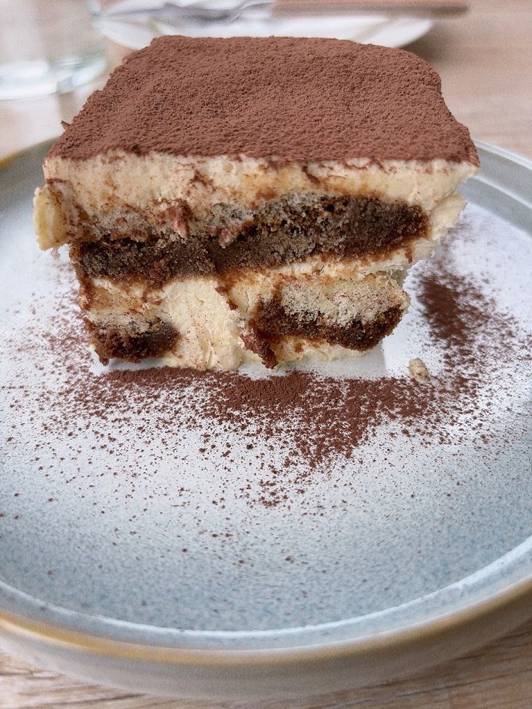 【桃園龍潭景觀咖啡廳推薦】The畔cafe&#038;dining 一百坪的空間裡，以歐式風格的設計為主軸，白色的牆壁及裝潢配上原木色調的桌椅，漂亮的植物、花草穿插其中&#8230;美極了！ @貝大小姐的多元心宇宙