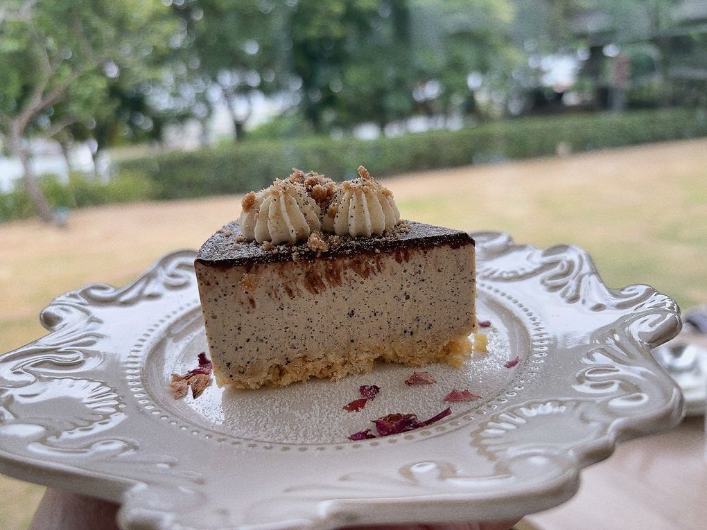 【桃園龍潭景觀咖啡廳推薦】The畔cafe&#038;dining 一百坪的空間裡，以歐式風格的設計為主軸，白色的牆壁及裝潢配上原木色調的桌椅，漂亮的植物、花草穿插其中&#8230;美極了！ @貝大小姐的多元心宇宙