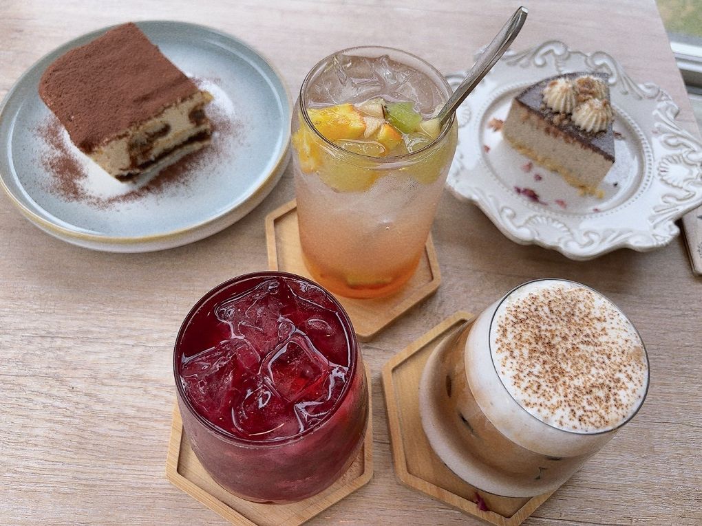 【桃園龍潭景觀咖啡廳推薦】The畔cafe&#038;dining 一百坪的空間裡，以歐式風格的設計為主軸，白色的牆壁及裝潢配上原木色調的桌椅，漂亮的植物、花草穿插其中&#8230;美極了！ @貝大小姐的多元心宇宙