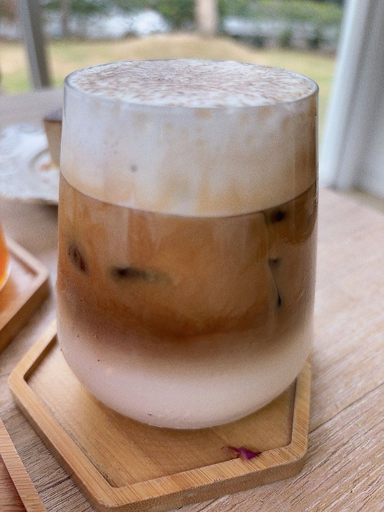 【桃園龍潭景觀咖啡廳推薦】The畔cafe&#038;dining 一百坪的空間裡，以歐式風格的設計為主軸，白色的牆壁及裝潢配上原木色調的桌椅，漂亮的植物、花草穿插其中&#8230;美極了！ @貝大小姐的多元心宇宙