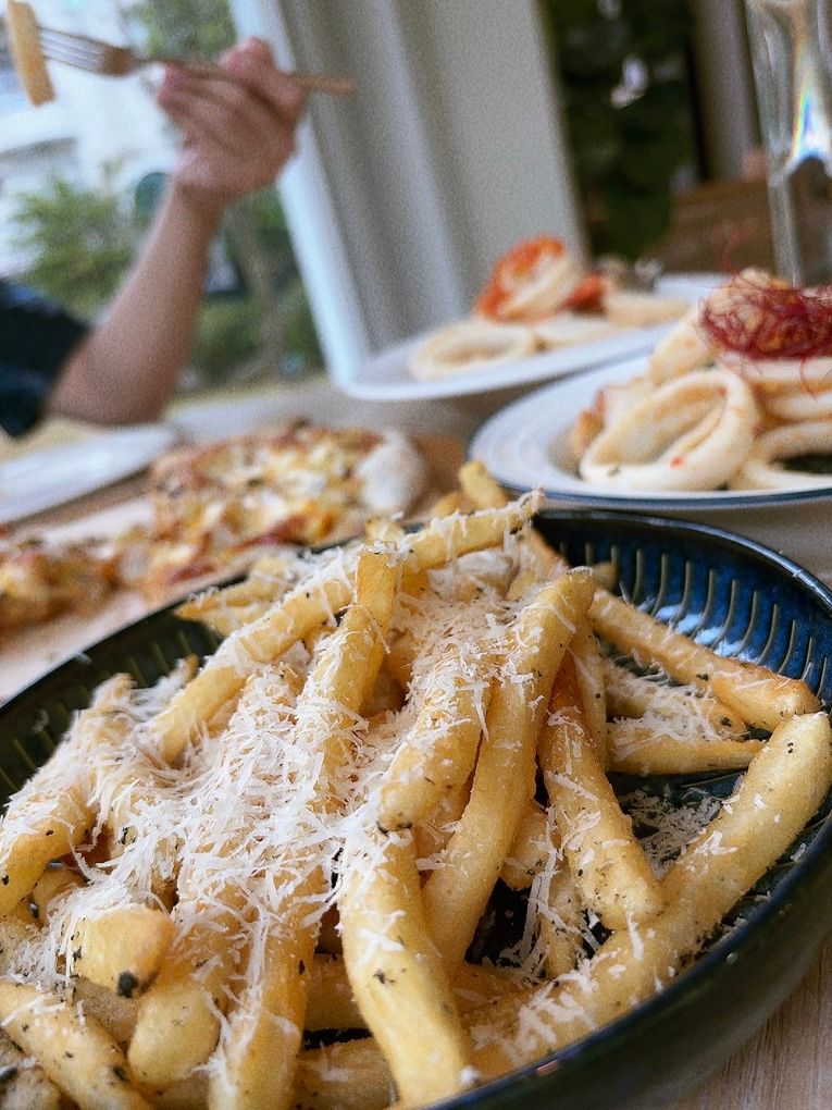 【桃園龍潭景觀咖啡廳推薦】The畔cafe&#038;dining 一百坪的空間裡，以歐式風格的設計為主軸，白色的牆壁及裝潢配上原木色調的桌椅，漂亮的植物、花草穿插其中&#8230;美極了！ @貝大小姐的多元心宇宙