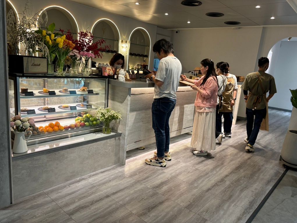 【桃園龍潭景觀咖啡廳推薦】The畔cafe&#038;dining 一百坪的空間裡，以歐式風格的設計為主軸，白色的牆壁及裝潢配上原木色調的桌椅，漂亮的植物、花草穿插其中&#8230;美極了！ @貝大小姐的多元心宇宙