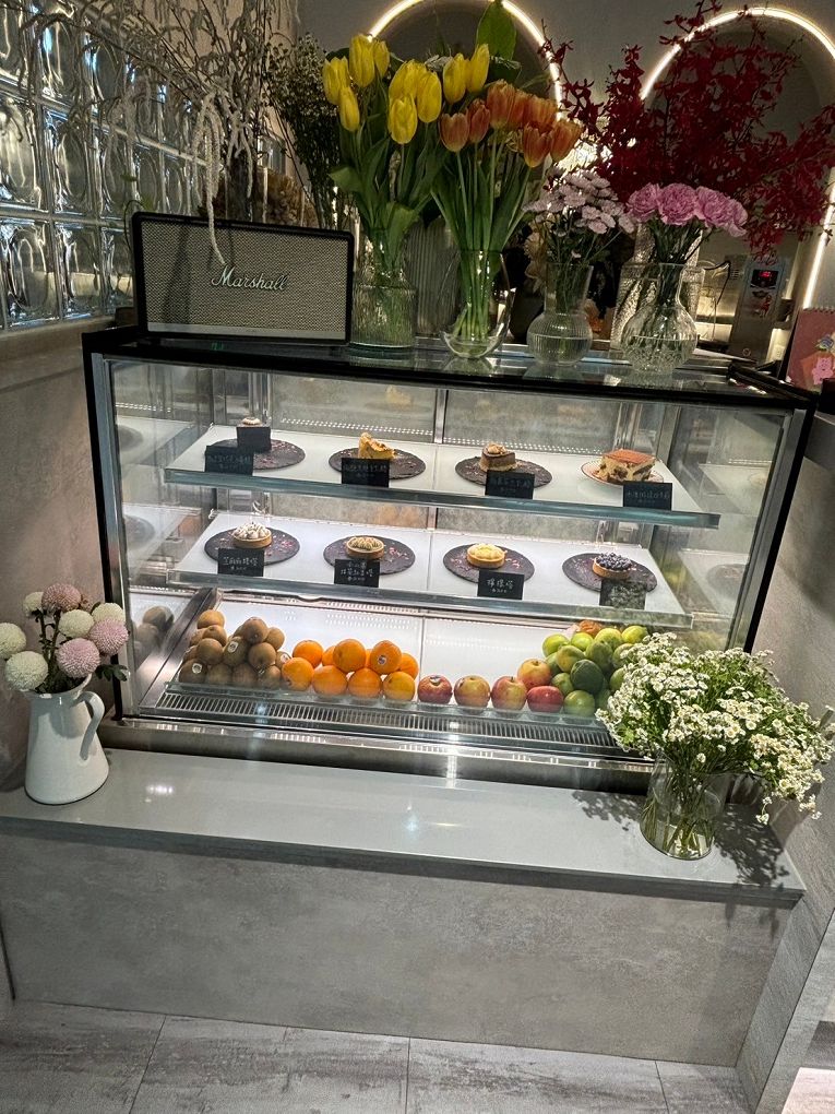 【桃園龍潭景觀咖啡廳推薦】The畔cafe&#038;dining 一百坪的空間裡，以歐式風格的設計為主軸，白色的牆壁及裝潢配上原木色調的桌椅，漂亮的植物、花草穿插其中&#8230;美極了！ @貝大小姐的多元心宇宙